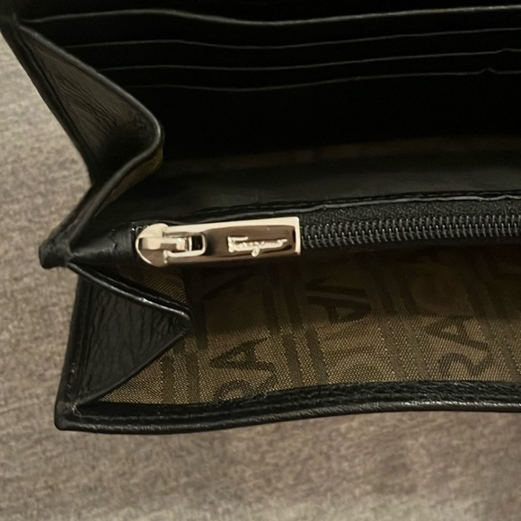 SALE!!!♥️SALVATORE FERRAGAMO WALLET USED ♥️ - Picture 5 of 9